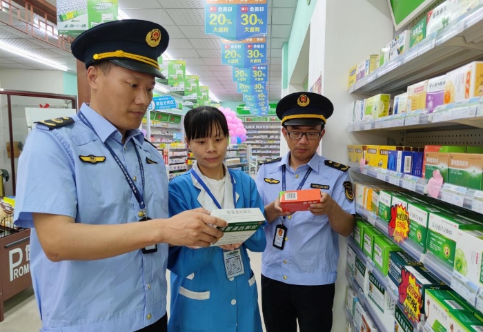 圖為8月30日，執(zhí)法人員在該縣實驗學(xué)校周邊藥店檢查。