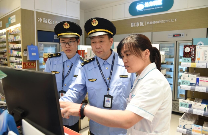 圖為8月30日，執(zhí)法人員在一家藥品零售企業(yè)檢查藥品網(wǎng)絡(luò)銷售情況。