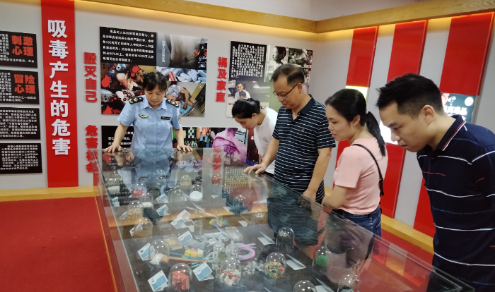 圖為該局組織干部職工走進(jìn)禁毒教育基地參觀。