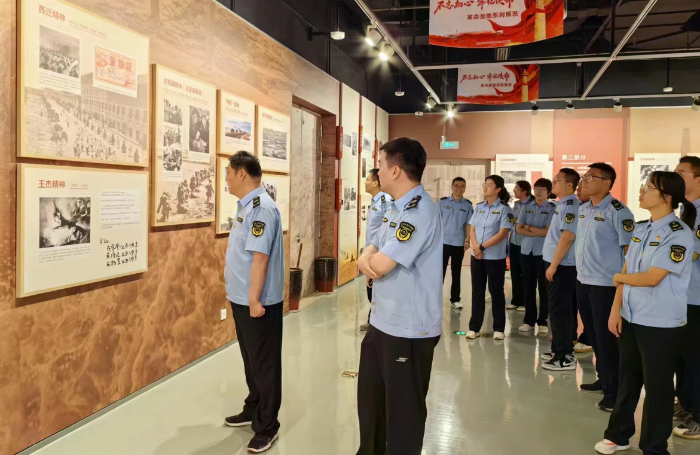 圖為第一監(jiān)管辦黨支部黨員在濱海文化中心參觀。