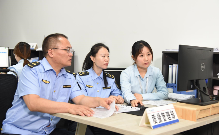 圖為9月4日，執(zhí)法人員在一家醫(yī)療器械經營企業(yè)檢查其質量保障體系運行情況。