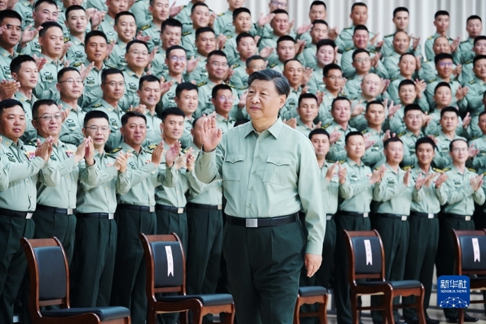 9月8日，中共中央總書記、國家主席、中央軍委主席習(xí)近平到78集團(tuán)軍視察。這是習(xí)近平親切接見78集團(tuán)軍官兵代表。 新華社記者 李剛 攝