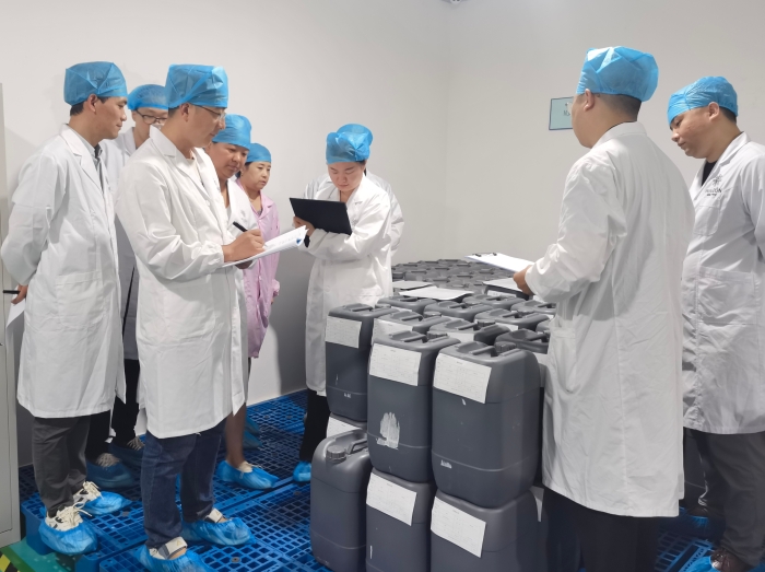 圖為執(zhí)法人員檢查企業(yè)質(zhì)量體系建設(shè)情況。