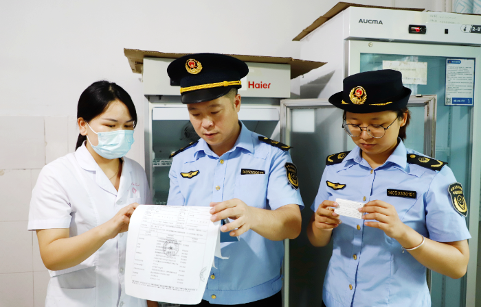 圖為9月15日，該局執(zhí)法人員在水北鎮(zhèn)中心衛(wèi)生院檢查疫苗購(gòu)進(jìn)、驗(yàn)收等臺(tái)賬記錄。