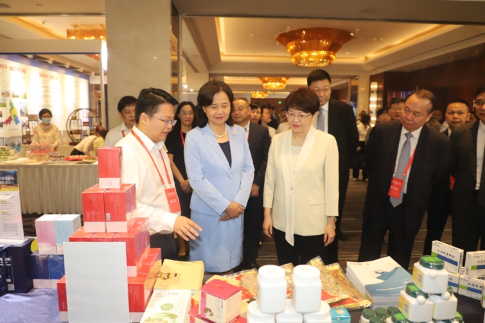 國家中醫(yī)藥管理局黨組書記、局長余艷紅蒞臨廣東一方制藥展位