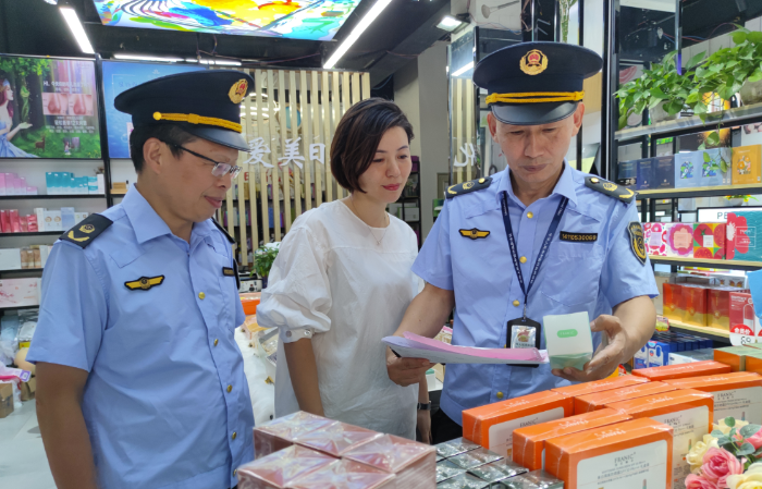 圖為9月25日，執(zhí)法人員在一家化妝品專賣店檢查化妝品標(biāo)簽標(biāo)識。