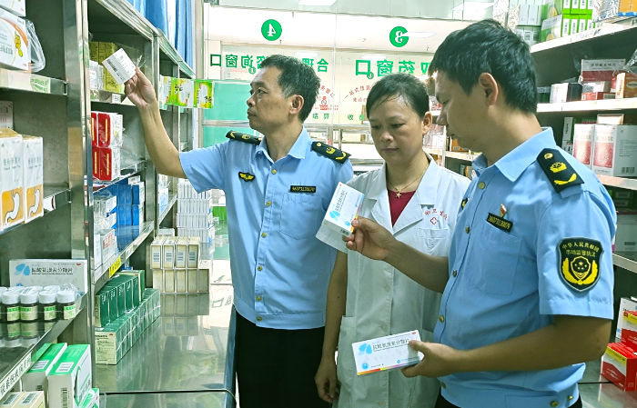 圖為該局執(zhí)法人員在一家藥店檢查藥品質(zhì)量。