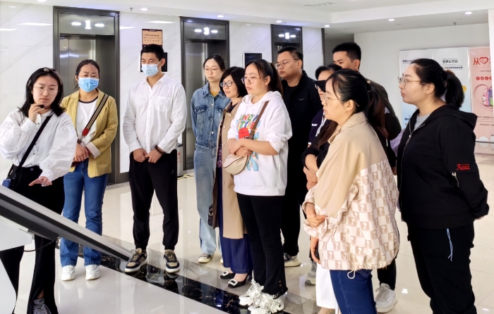 圖為工作人員為代表們現(xiàn)場講解藥品檢驗檢測、大型儀器使用維護、用藥常識等。