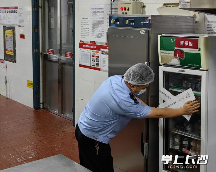 開福區(qū)市場監(jiān)督管理局“查封”了食堂食品留樣專柜冰箱。長沙晚報通訊員　黃勇軍　攝