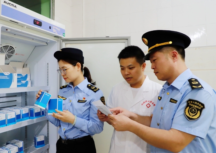 圖為10月9日，執(zhí)法人員對(duì)一家鄉(xiāng)鎮(zhèn)衛(wèi)生院的體外診斷試劑進(jìn)行檢查。