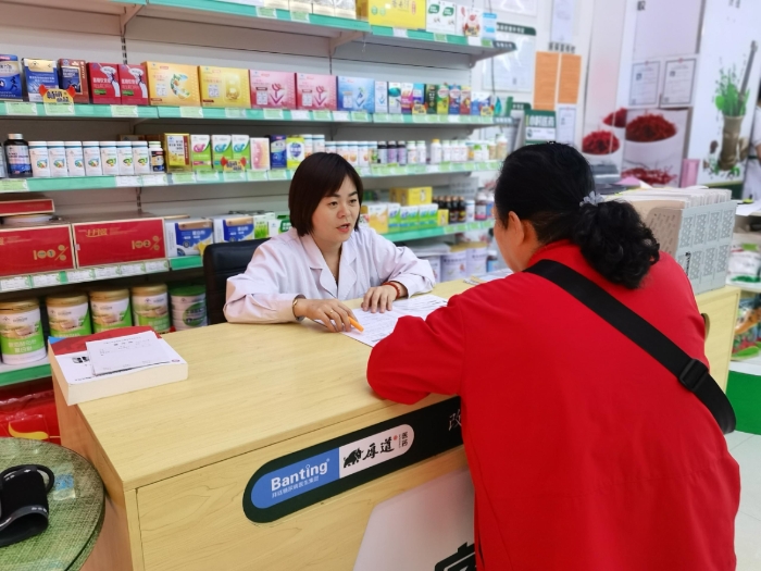 5.2、內(nèi)蒙古自治區(qū)-內(nèi)蒙古厚道醫(yī)藥連鎖有限責(zé)任公司-任翠鳳-工作照