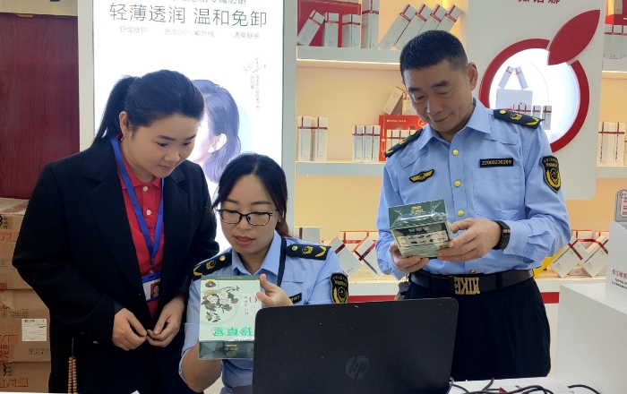 圖為10月24日，該局執(zhí)法人員在一家化妝品專賣店抽取化妝品樣本。