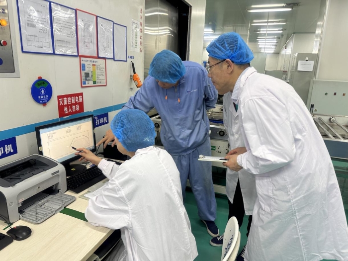 圖為監(jiān)管人員在對新上市輸液產(chǎn)品的最終滅菌曲線進行核查，確保滅菌的有效性。