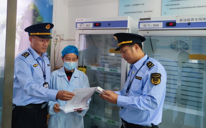 圖為10月30日該局執(zhí)法人員在白舍鎮(zhèn)中心衛(wèi)生院檢查疫苗質(zhì)量情況。