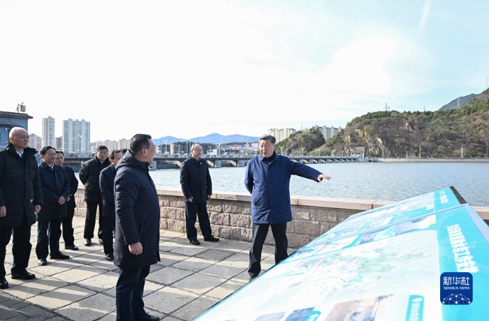 11月10日，中共中央總書(shū)記、國(guó)家主席、中央軍委主席習(xí)近平在北京、河北考察災(zāi)后恢復(fù)重建工作。這是10日上午，習(xí)近平在北京門(mén)頭溝永定河三家店引水樞紐考察。新華社記者 燕雁 攝