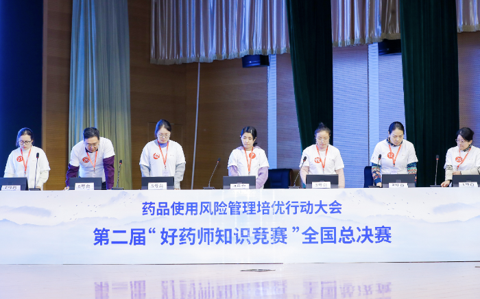 圖為決賽第三輪搶答環(huán)節(jié)，藥店組選手聽題準(zhǔn)備搶答。