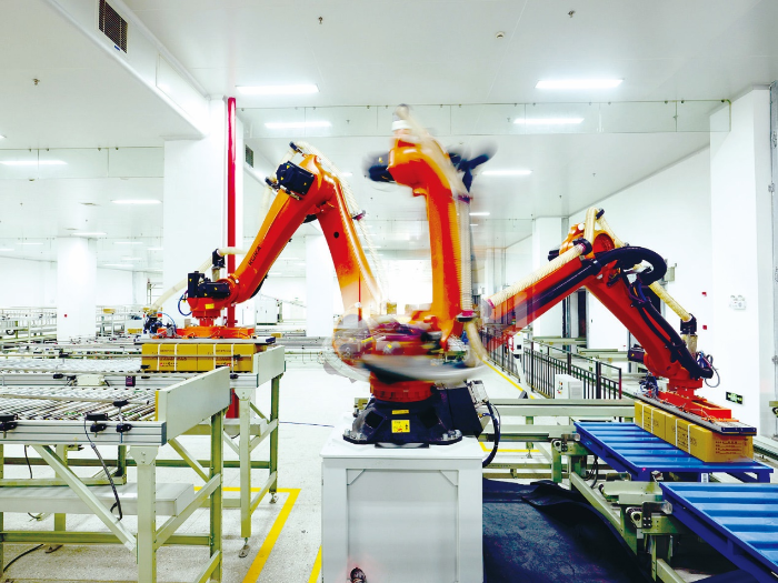 圖為龍鳳堂廣泛應用機器人保障生產全流程質量穩(wěn)定。