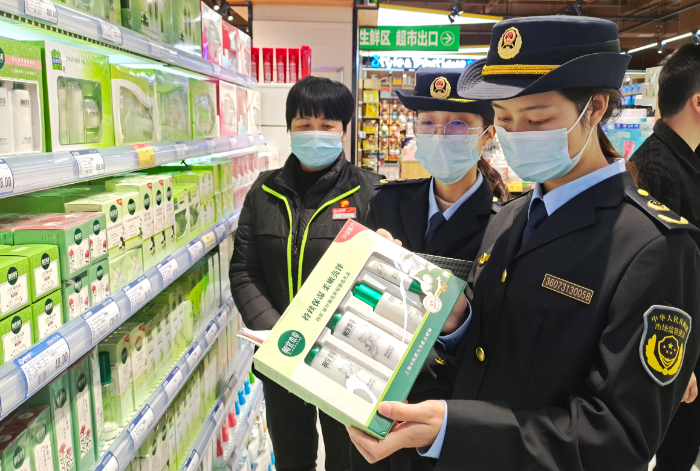 圖為11月22日，該局執(zhí)法人員在一家化妝品專賣店檢查產(chǎn)品標簽。