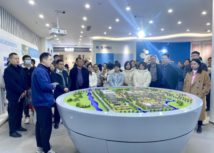 圖為參訓(xùn)人員在江蘇省制藥企業(yè)實(shí)地參觀學(xué)習(xí)。樊兆虎 攝