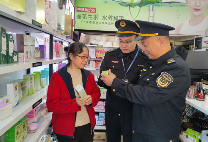 圖為11月29日，該局執(zhí)法人員在一家化妝品專賣店檢查產(chǎn)品標(biāo)簽。