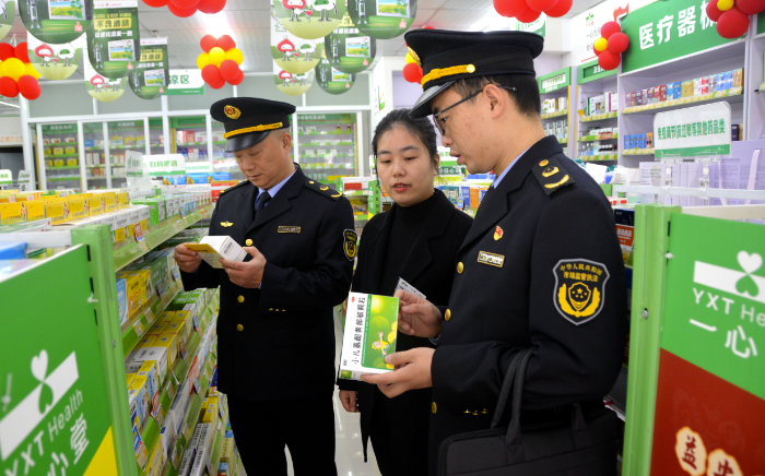 圖為11月29日，該局執(zhí)法人員在一家藥店檢查兒童藥品質(zhì)量。