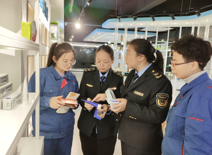 圖為該局監(jiān)管人員對(duì)企業(yè)牙膏標(biāo)簽、配方標(biāo)識(shí)進(jìn)行現(xiàn)場(chǎng)指導(dǎo)。