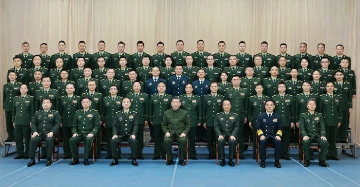 11月29日，中共中央總書記、國家主席、中央軍委主席習(xí)近平到武警海警總隊(duì)東海海區(qū)指揮部視察。這是習(xí)近平親切接見東海海區(qū)指揮部有關(guān)同志，同大家合影留念。新華社記者 李剛 攝