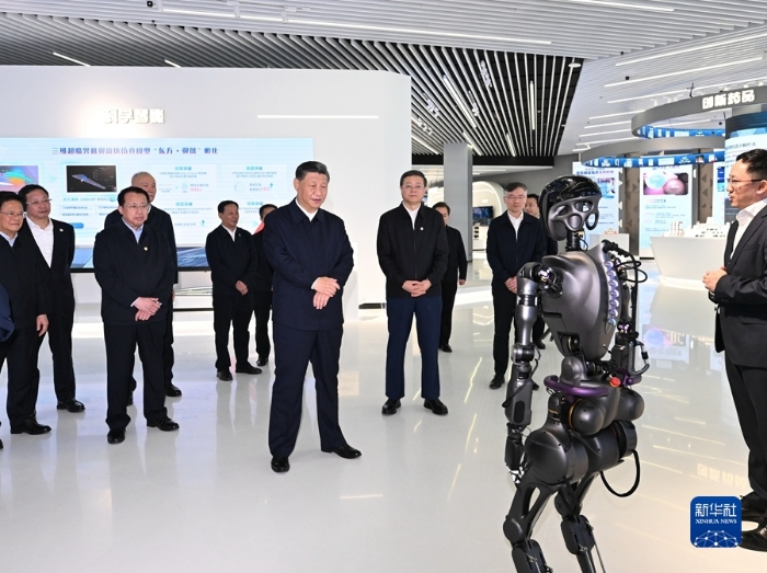 11月28日至12月2日，中共中央總書記、國家主席、中央軍委主席習(xí)近平在上海考察。這是11月28日下午，習(xí)近平在浦東新區(qū)張江科學(xué)城參觀上?？萍紕?chuàng)新成果展。新華社記者 謝環(huán)馳 攝