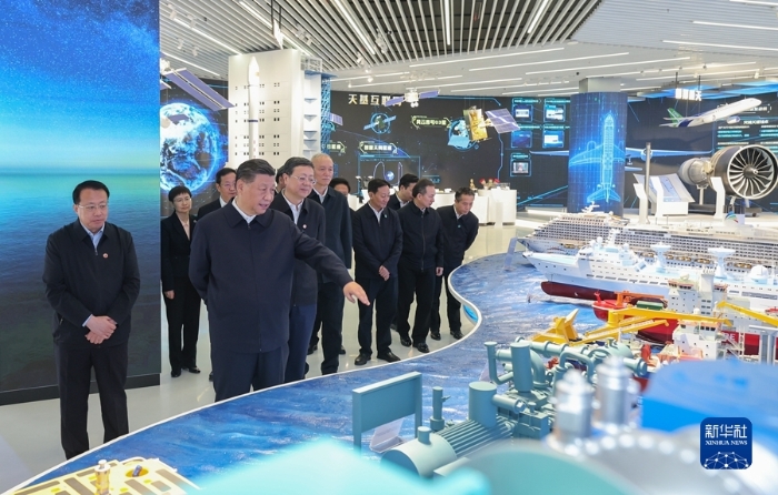 11月28日至12月2日，中共中央總書記、國家主席、中央軍委主席習(xí)近平在上?？疾?。這是11月28日下午，習(xí)近平在浦東新區(qū)張江科學(xué)城參觀上?？萍紕?chuàng)新成果展。新華社記者 王曄 攝1