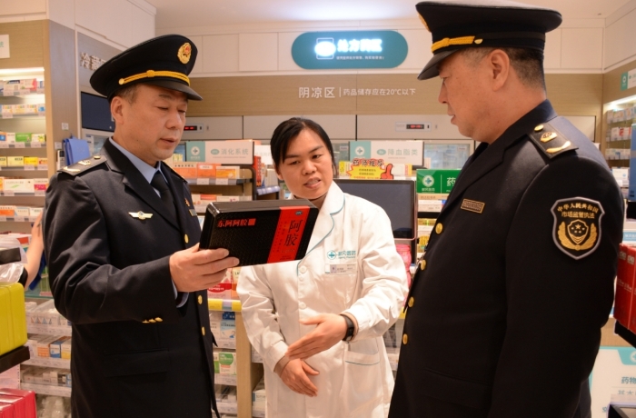 圖為12月5日，執(zhí)法人員在一家藥品經(jīng)營企業(yè)檢查補益藥