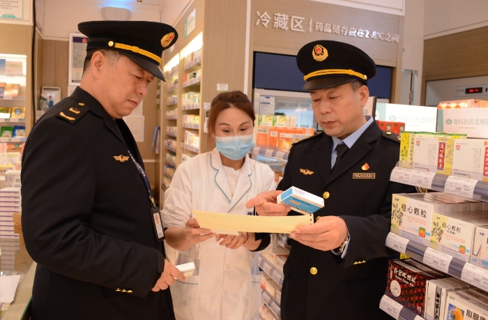 圖為執(zhí)法人員在一家藥品經營企業(yè)檢查抗病毒藥品的購進情況。