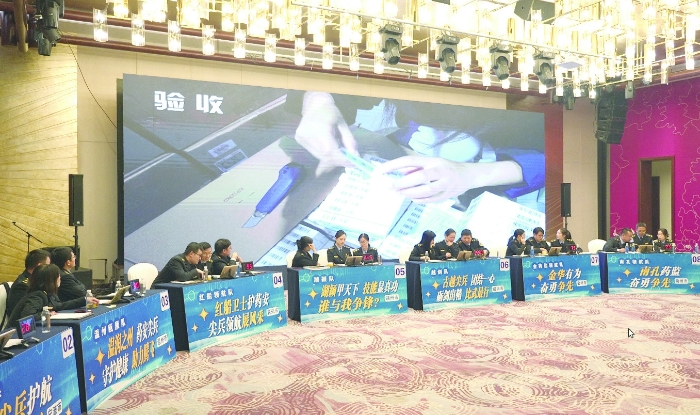 圖①為今年11月15日，浙江省職業(yè)檢查“尖兵領(lǐng)航”藥品流通檢查技能比武在嘉興舉行。圖為技能比武現(xiàn)場。