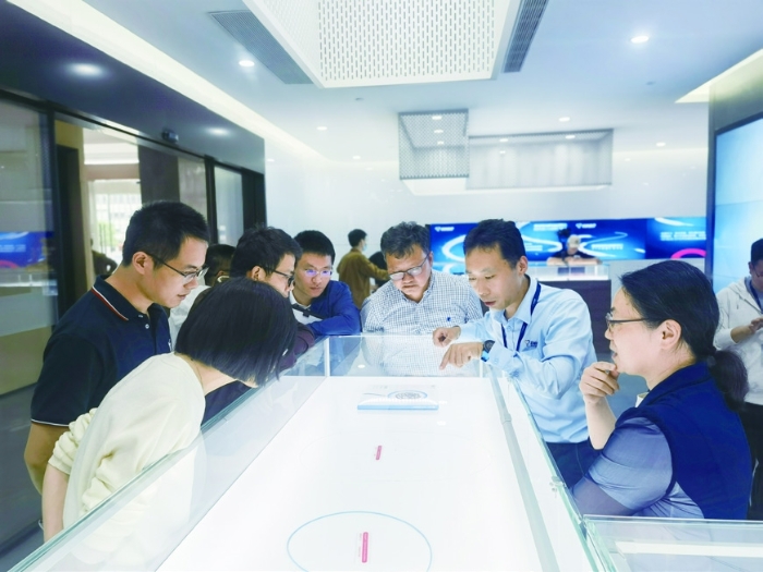 圖②為今年5月22日，在無菌醫(yī)療器械產(chǎn)品實訓現(xiàn)場，專家在為參訓學員講解檢查要點。