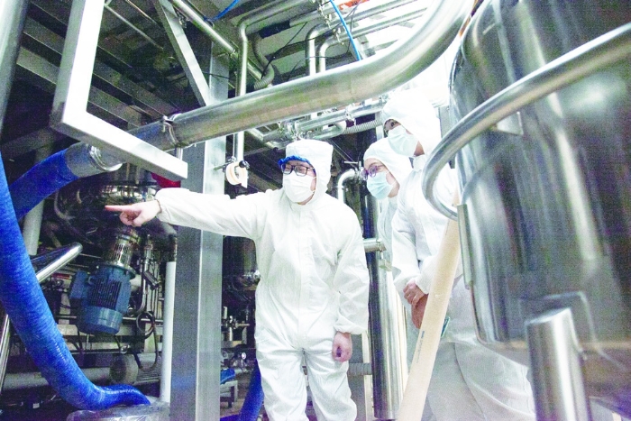 圖③為今年6月16日，浙江省藥品檢查中心組織檢查員對化妝品生產(chǎn)企業(yè)進行現(xiàn)場檢查。