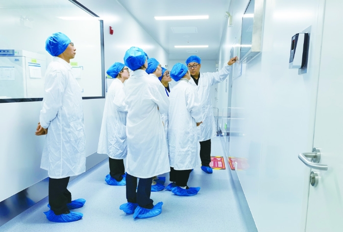 圖④為今年9月20日，浙江省藥品檢查中心組織人員走進藥品生產(chǎn)企業(yè)開展調(diào)研服務。圖片由浙江省藥品檢查中心提供