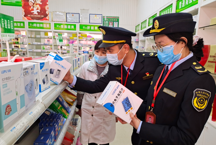 圖為12月26日，該局執(zhí)法人員在一家醫(yī)療器械經(jīng)營企業(yè)檢查產(chǎn)品質(zhì)量。