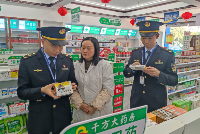 圖為1月5日，該局執(zhí)法人員在一家零售藥店宣貫《管理辦法》及檢查藥品質(zhì)量。