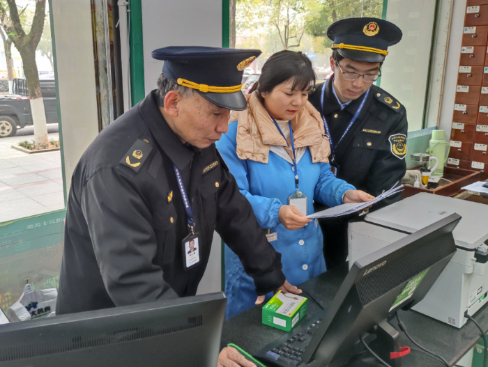 圖為1月17日，該局執(zhí)法人員在一家藥店檢查網(wǎng)絡(luò)藥品銷售行為是否規(guī)范。