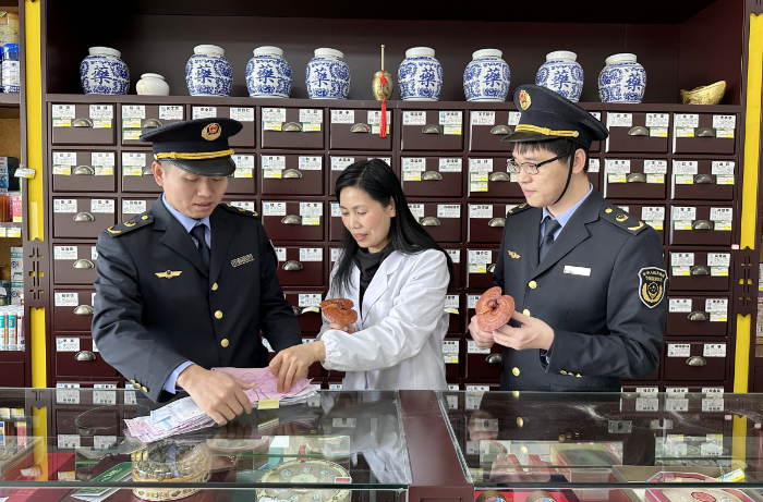 圖為該局監(jiān)管人員在一家藥品零售企業(yè)檢查滋補(bǔ)類中藥飲片進(jìn)貨臺帳及儲存情況。