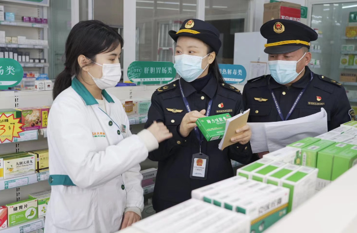 圖為1月28日，該局監(jiān)管人員在一家藥店檢查處方藥銷售臺賬。