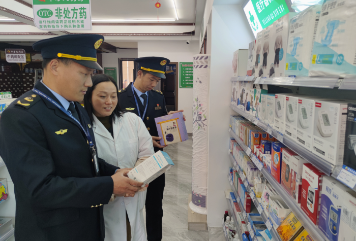 圖為1月29日，該局執(zhí)法人員在一家醫(yī)療器械經營企業(yè)檢查電子血壓計質量。