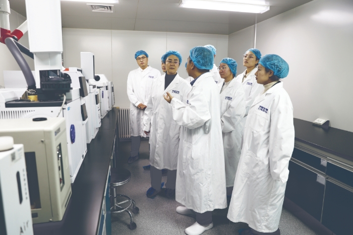 圖為吉林省疫苗檢查中心檢查員在疫苗企業(yè)檢查指導(dǎo)工作。