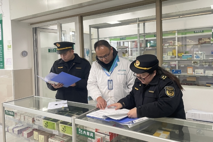 圖為該局執(zhí)法人員在一家藥店進(jìn)行相關(guān)檢查。