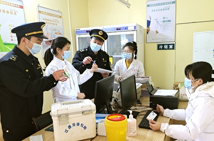 圖為1月31日執(zhí)法人員在一家鄉(xiāng)鎮(zhèn)衛(wèi)生院檢查。