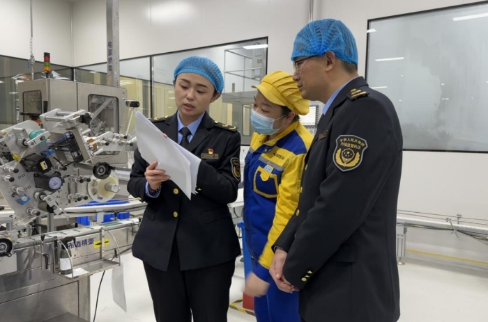 圖為監(jiān)管人員在外包裝間查看產(chǎn)品批生產(chǎn)記錄。（齊桂榕 攝）