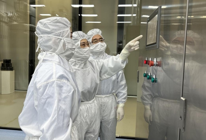 圖為監(jiān)管人員在配制間查看料體貯存罐的設(shè)備參數(shù)。（齊桂榕 攝）