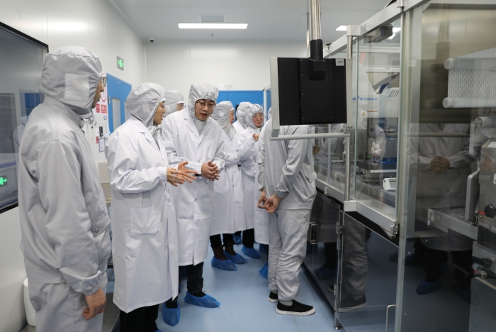 圖為派駐檢查員檢查疫苗生產(chǎn)企業(yè)生產(chǎn)線。（葉陽歡攝）