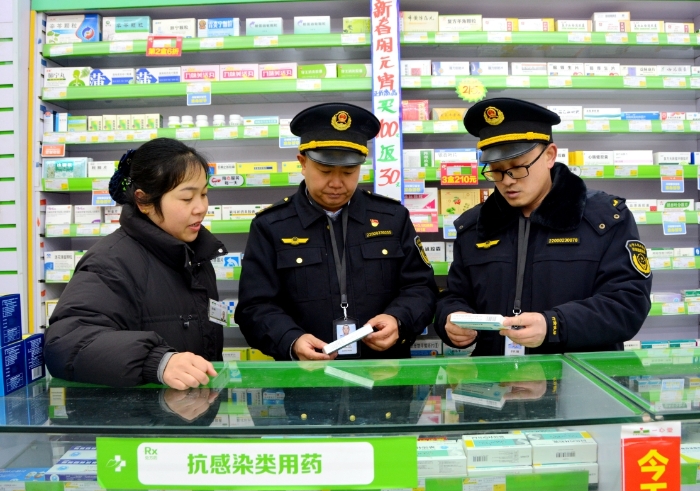 圖為執(zhí)法人員在一家藥店檢查。