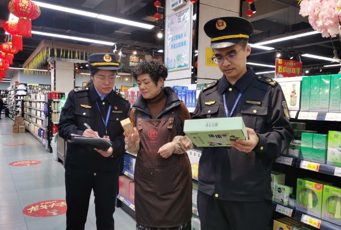 圖為執(zhí)法人員對當?shù)匾患页性谑鄣幕瘖y品進行檢查。