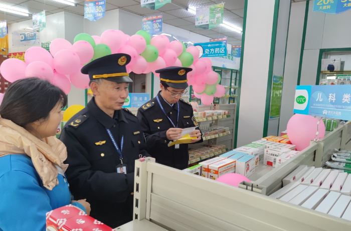 圖為執(zhí)法人員在零售藥店檢查兒童藥品。